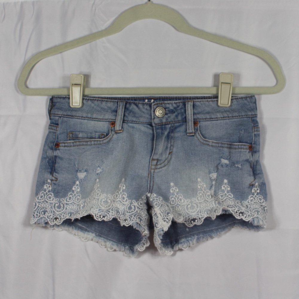 lace detailed jean shorts🌊